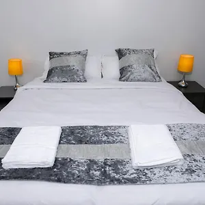 https://entire-3-bedroom-2-baths-2-toilets-sleeps-11.brighton-hotels-england.com